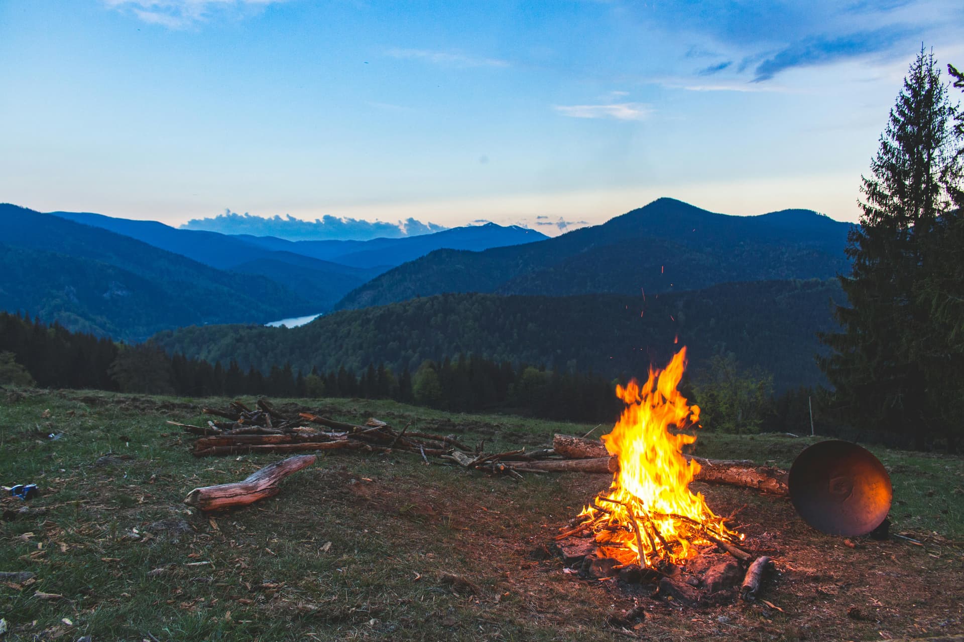 10 Camping Safety Tips to Enjoy Eco-Friendly Campfire