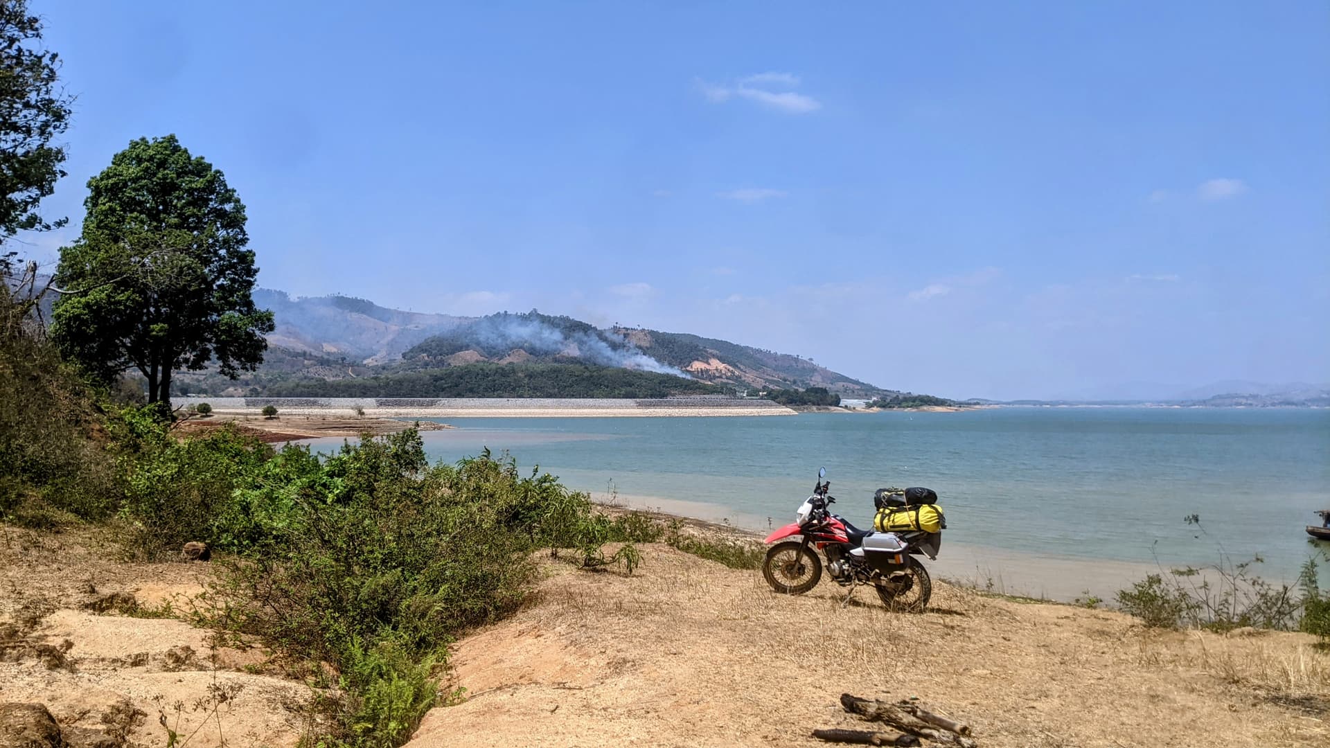 Cắm Trại Hồ Thủy Điện Ialy (Bãi 1)