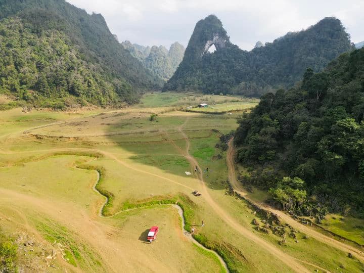Núi Mắt Thần (Núi Thủng) Cao Bằng