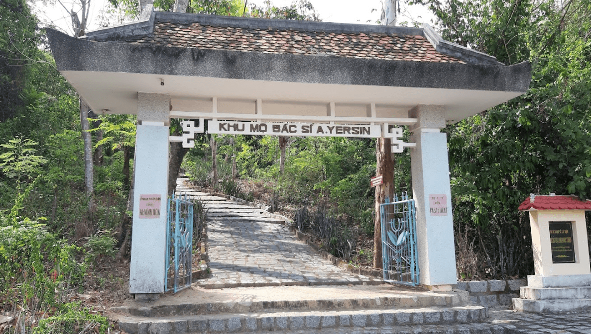 Mộ Bác sĩ Alexandre Yersin