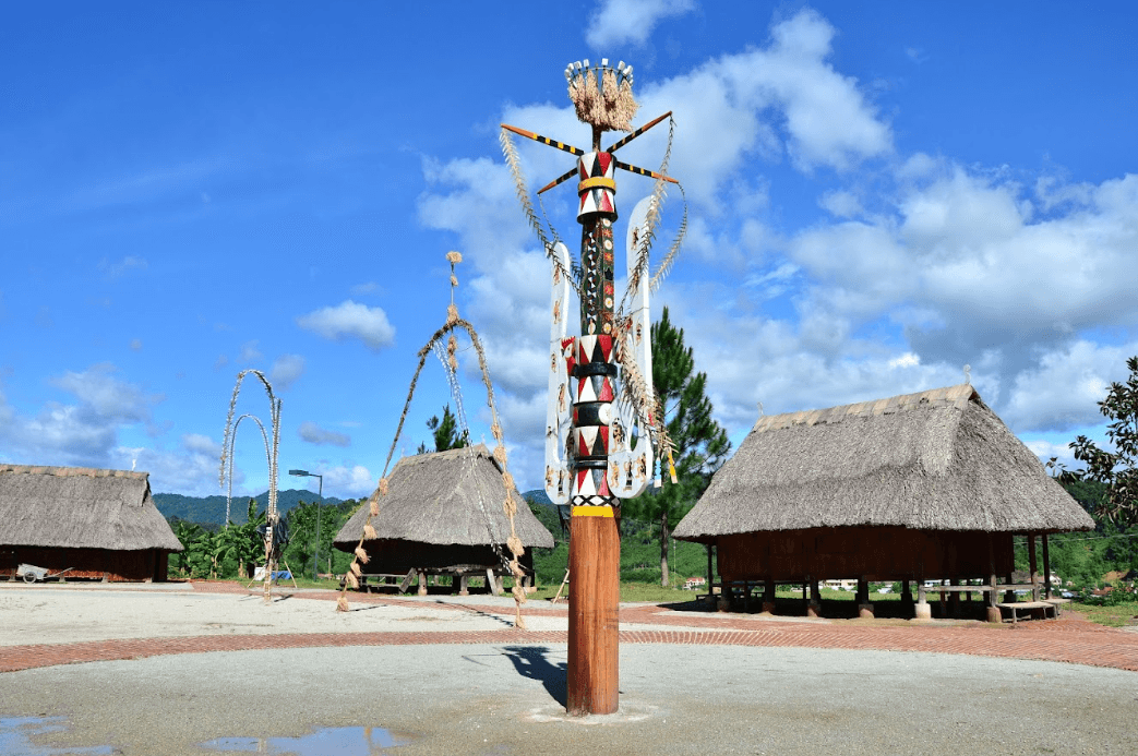Làng truyền thống Cơtu Tây Giang