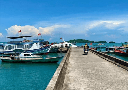 Bến Tàu đảo Hải Tặc