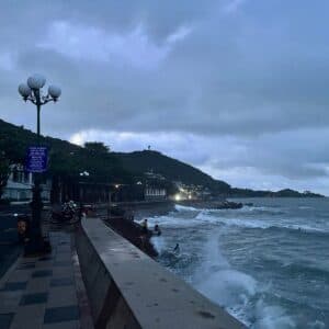Đường Hạ Long dọc bờ biển