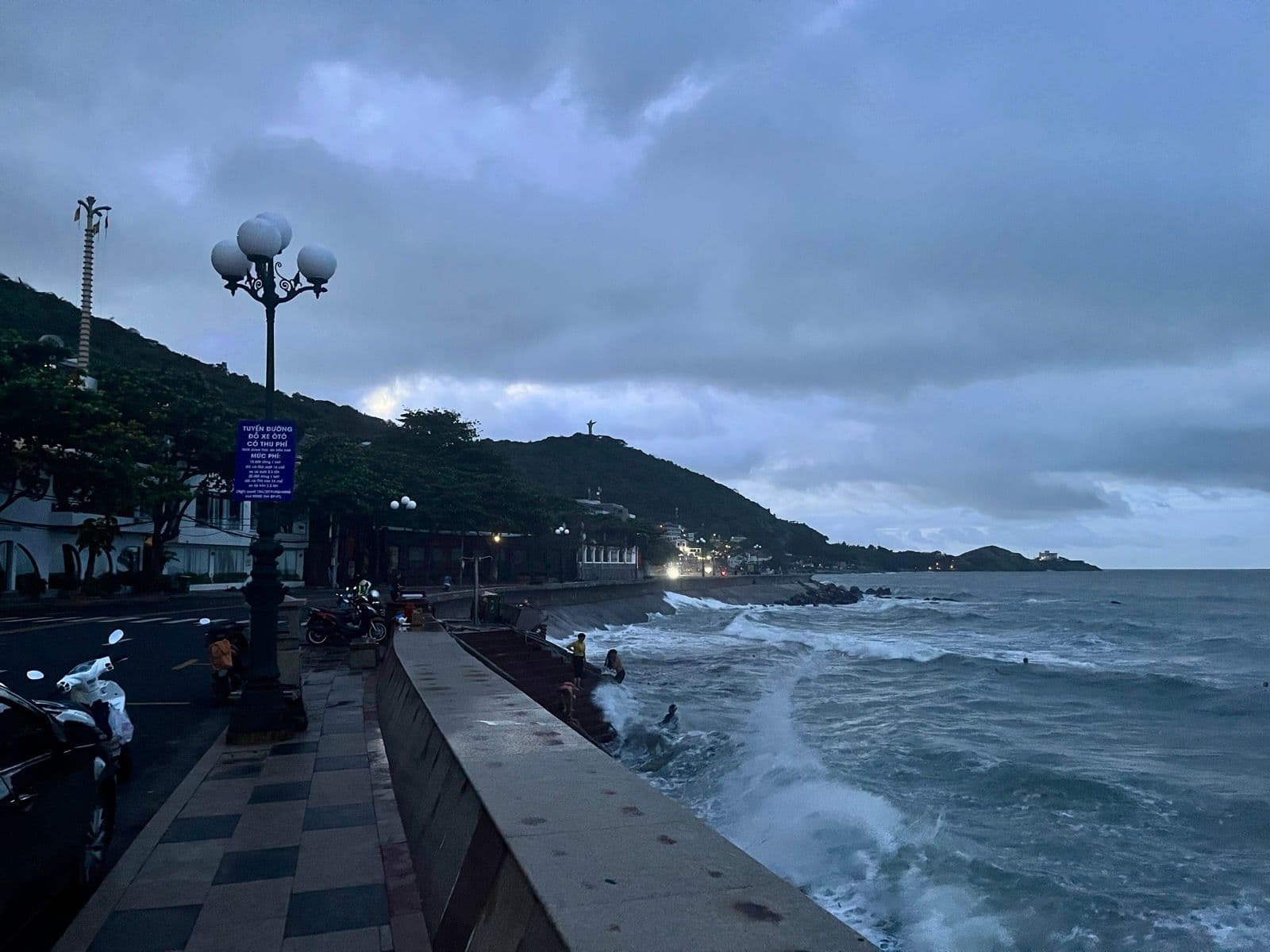 Đường Hạ Long dọc bờ biển