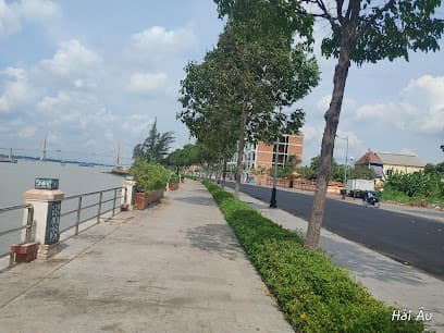 Công viên bờ kè Sông Tiền