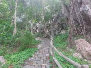 Núi Đá Dựng