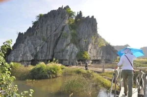 Núi Đá Dựng