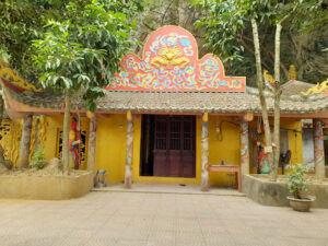 Đền Niệm Tam Vị Chúa Mường