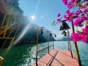 Nhà hàng nổi Vịnh Uy Phong