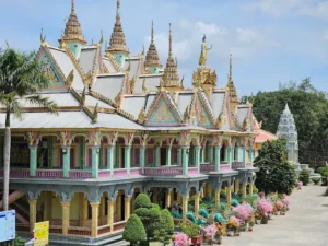 Chùa Wat Pătum Wôngsa Som Rông