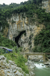 Hang động sông