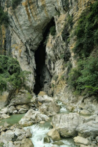 Hang động sông