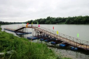 Cầu phao qua sông Tả Trạch