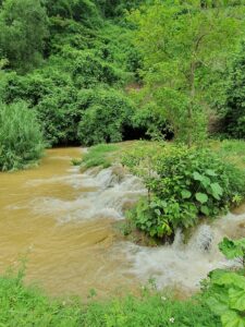 Hồ Tự Nhiên Đập Trời