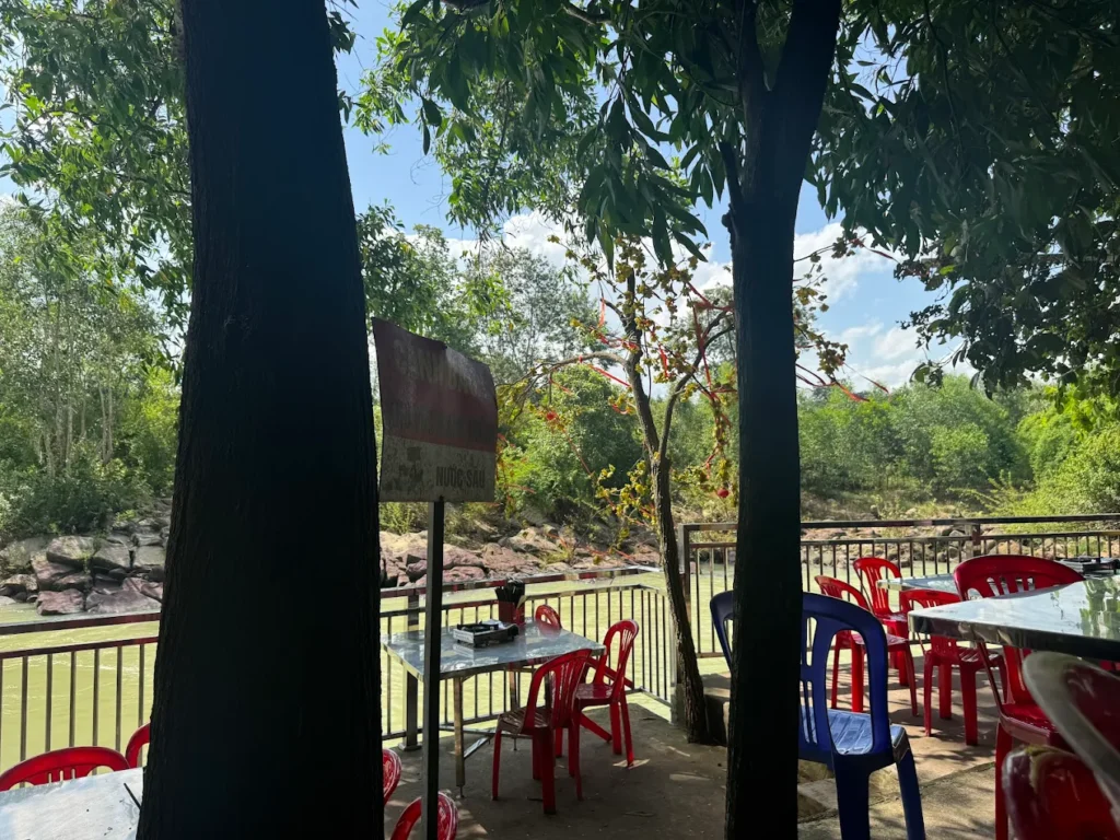 Nhà hàng Núi Lở