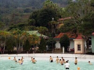 Điểm nổi bật: Nguồn nước khoáng nóng: Nhiệt độ nước duy trì ổn định quanh năm, thích hợp để ngâm mình thư giãn. Dịch vụ đa dạng: Bao gồm tắm khoáng nóng, tắm bùn khoáng, spa, và các liệu pháp chăm sóc sức khỏe. Không gian nghỉ dưỡng: Khu vực này có các resort và homestay tiện nghi, mang đến trải nghiệm nghỉ dưỡng trọn vẹn. Hoạt động vui chơi: Ngoài việc thư giãn, du khách còn có thể tham gia các hoạt động giải trí như bơi lội, khám phá thiên nhiên xung quanh. Suối khoáng nước nóng Thanh Hà