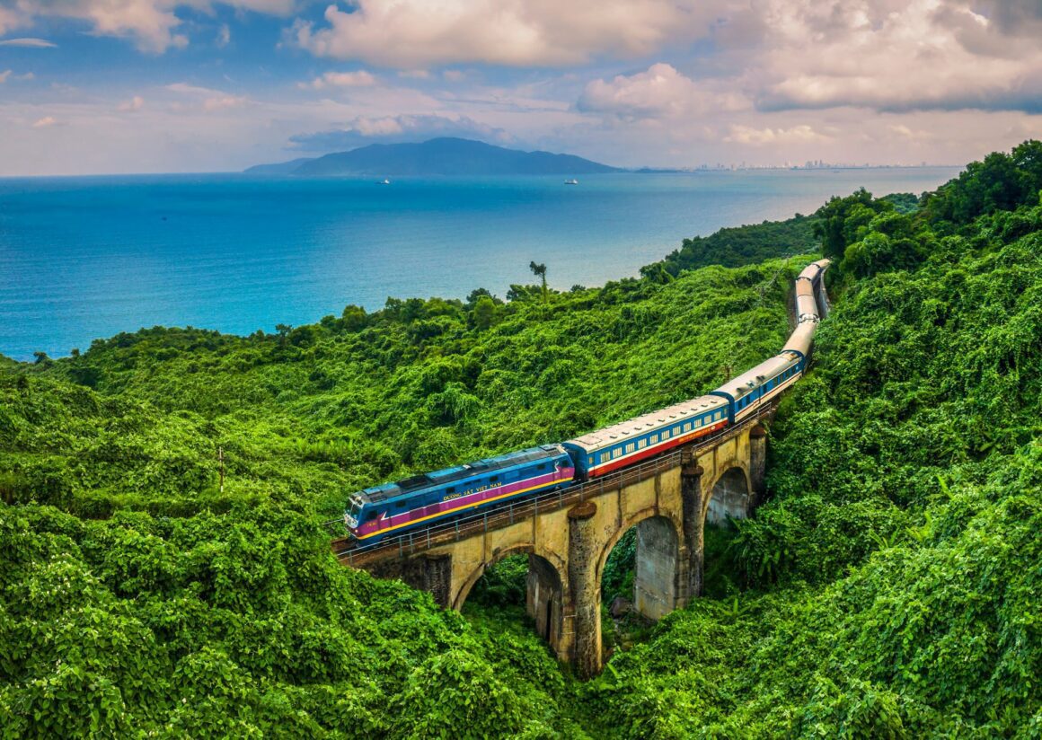 Vietnam train travel_thumb