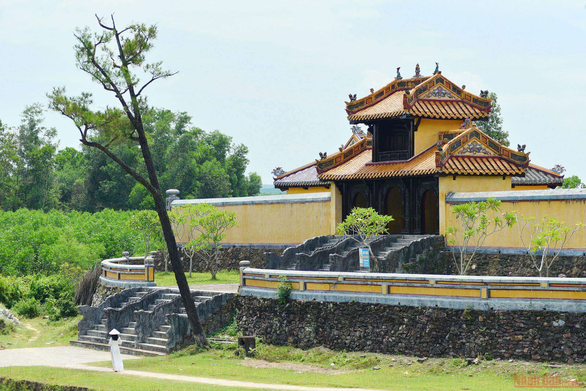 lang-gia-long-hue.jpg