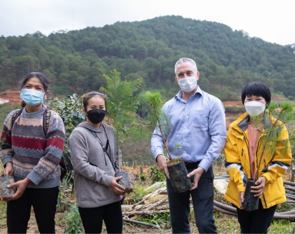 treebank-cung-dai-su-quan-canada-trao-cay.png