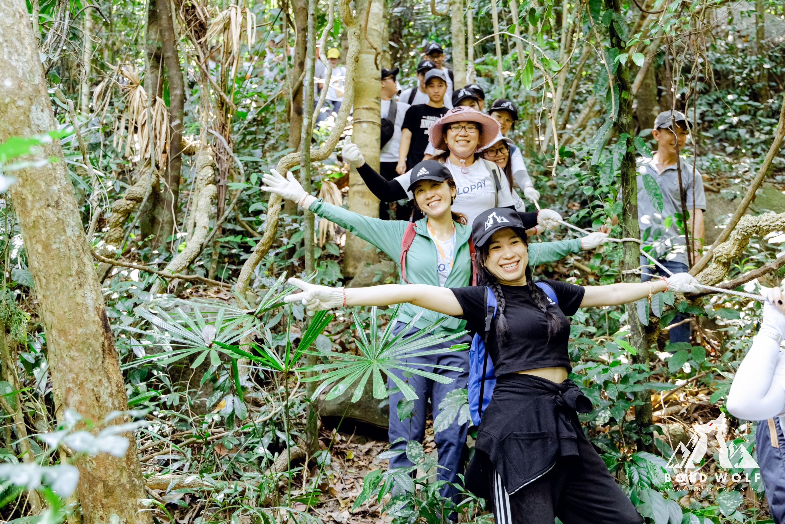 how to plan a group hiking challenge