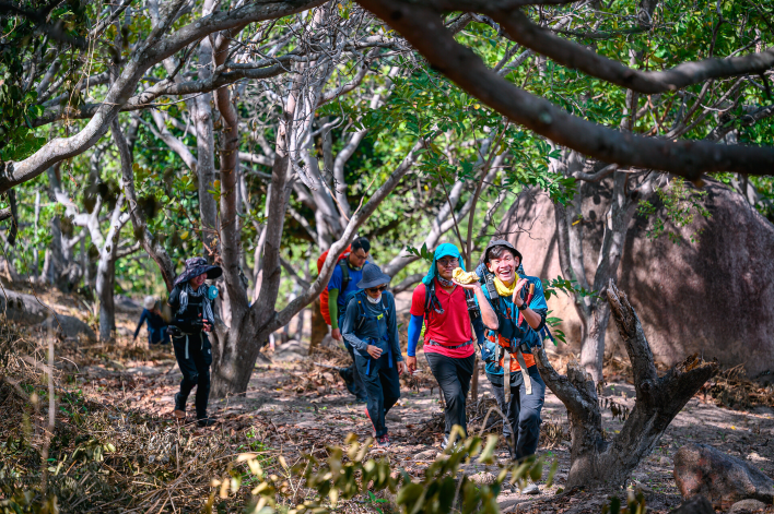 benefits of hiking with friends_1