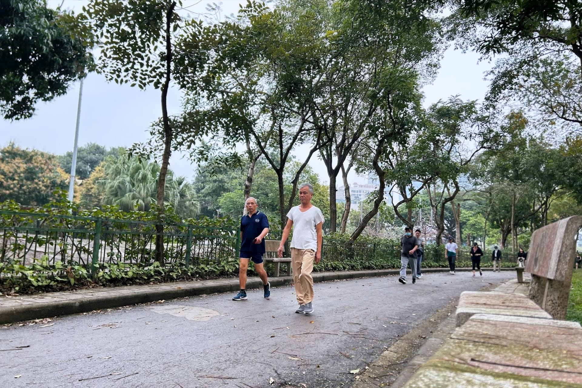 benefits of walking with friends_4