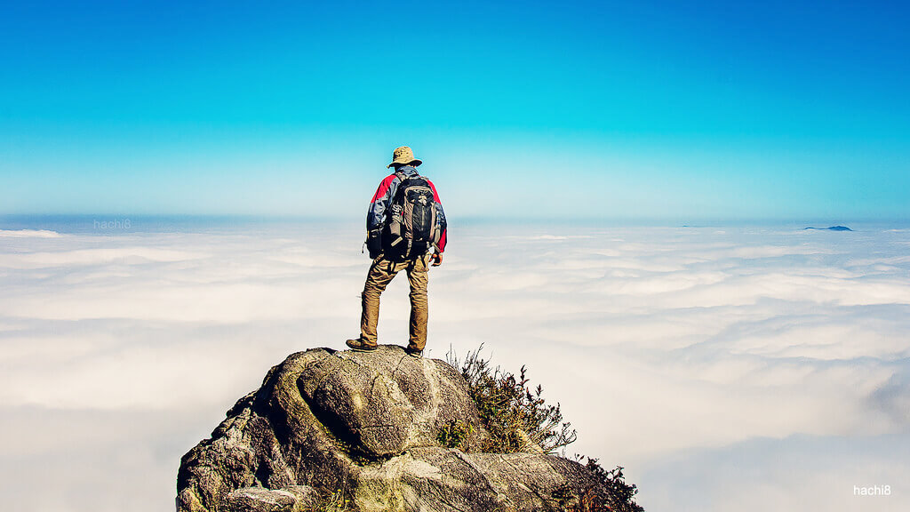 how to stay safe hiking alone_thumb