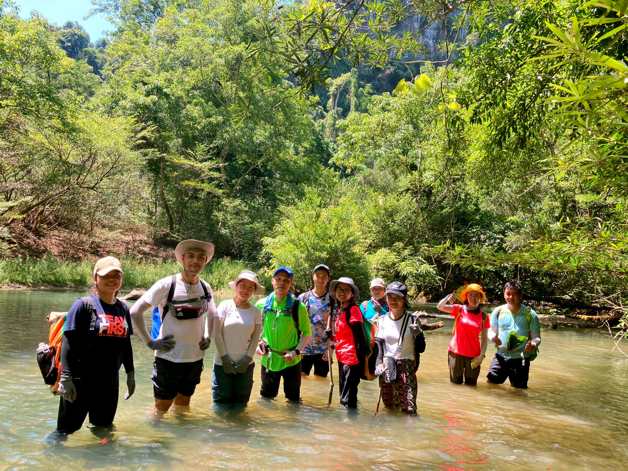 Family trekking in Vietnam_2