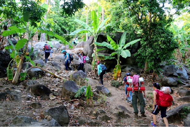 Family trekking in Vietnam_4