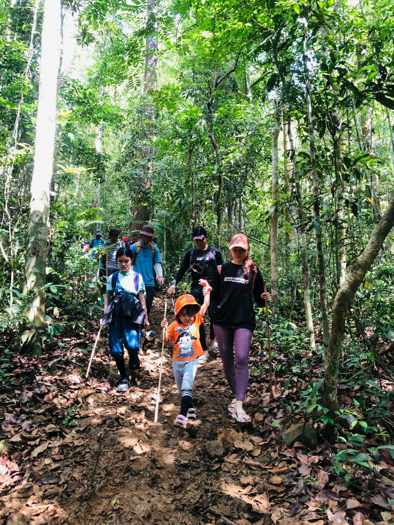 Family trekking in Vietnam_6