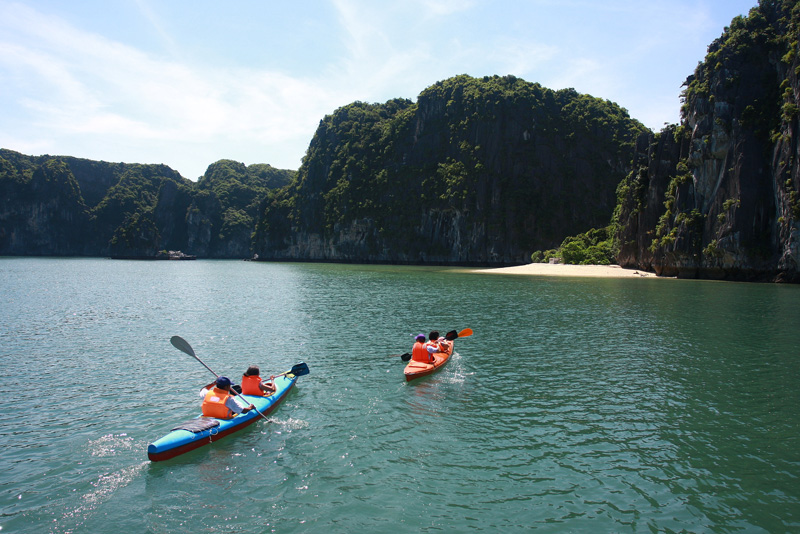 kayaking in Hạ Long Bay_1