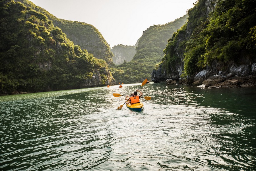 kayaking in Hạ Long Bay_5
