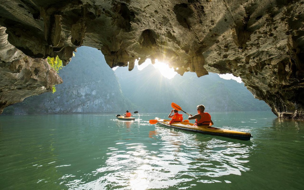 kayaking in Hạ Long Bay_6