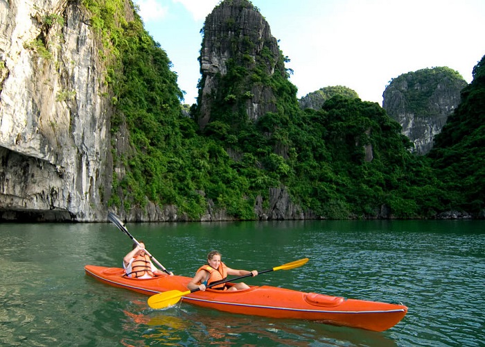 kayaking in Hạ Long Bay_thumb