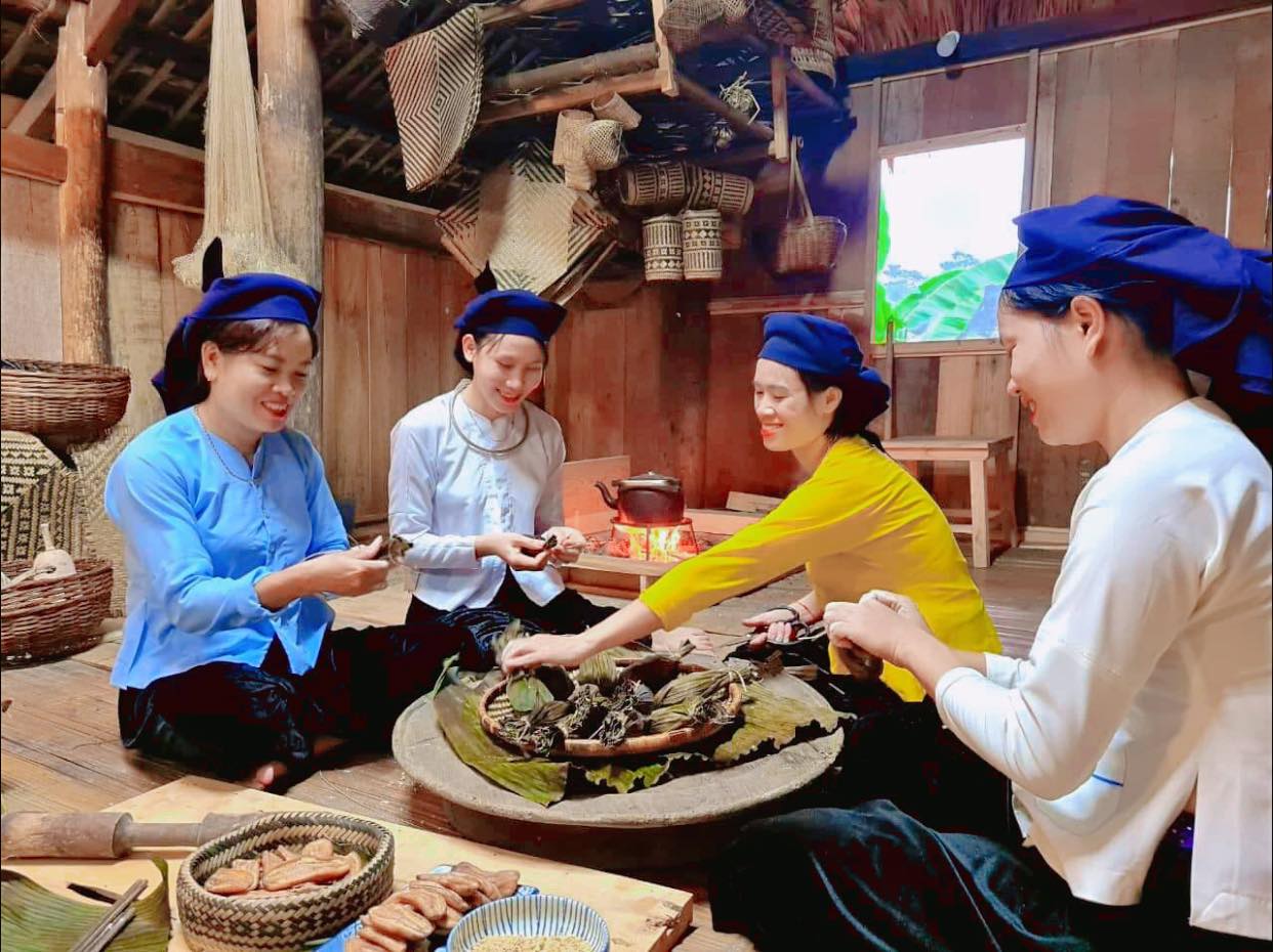 local eats Vietnam hikers_1