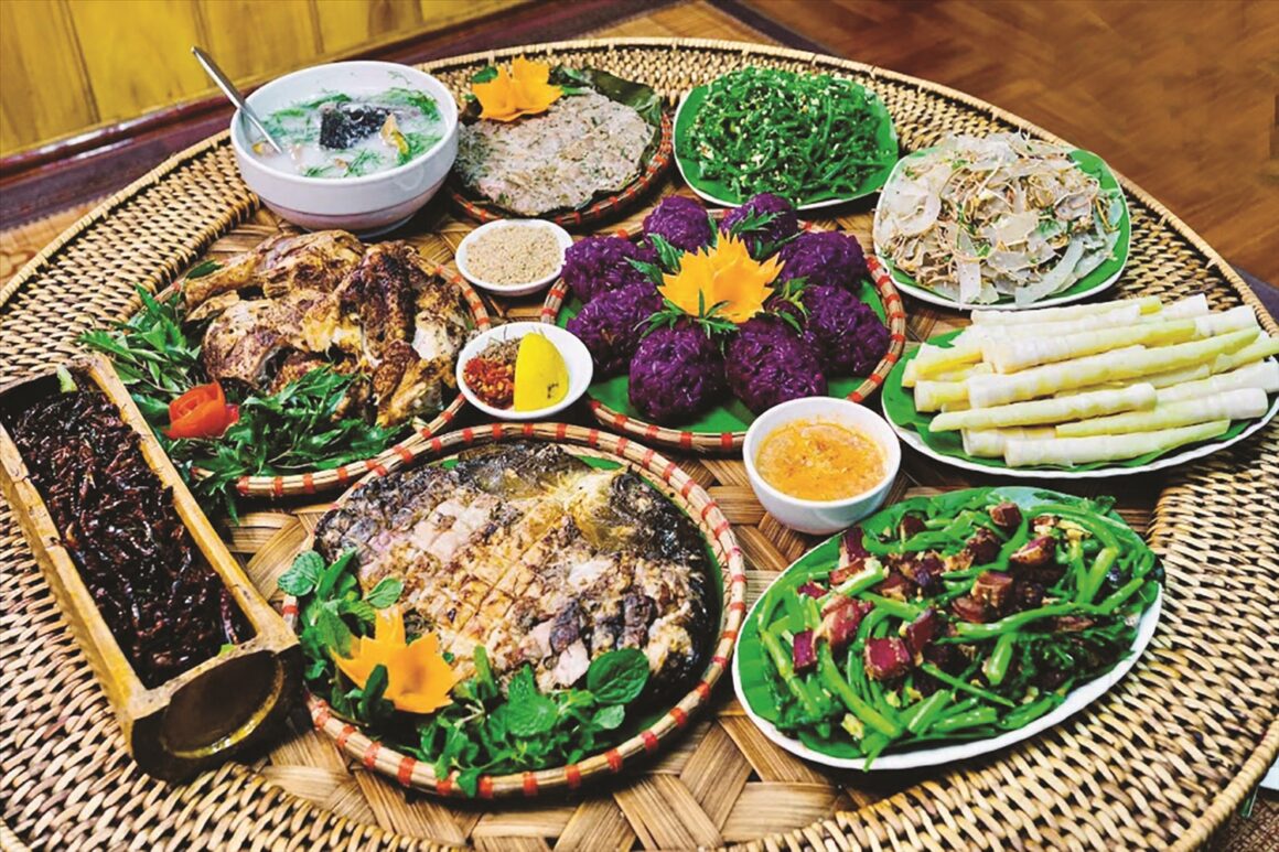 local eats Vietnam hikers_thumb