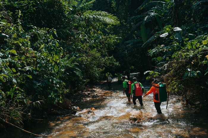 solo vs group trekking in Vietnam_thumb