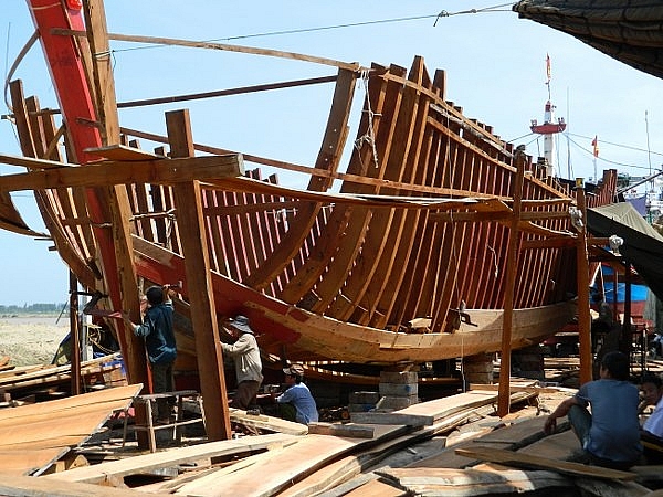 traditional Vietnamese wooden boats_1